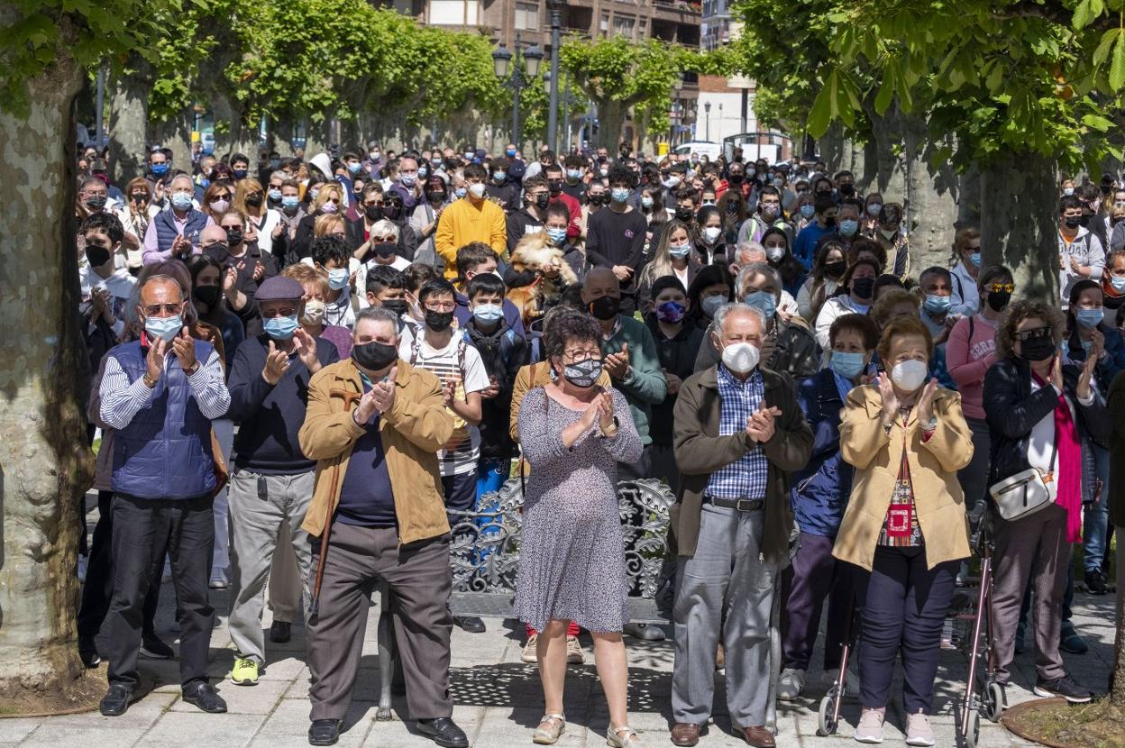 Unas dos mil personas se concentraron en Colindres tras la trágica muerte de Mario Fuentes. 