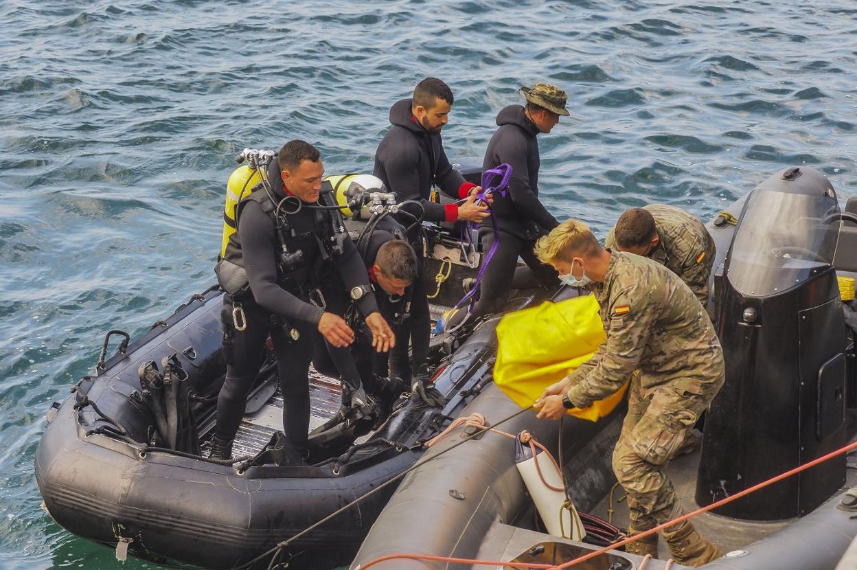 Los buceadores del Ejército recogen material accidentado en aguas castreñas. SANE