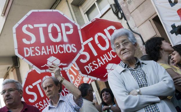 Concentración para evitar el desahucio de una familia en Barcelona en 2011. 