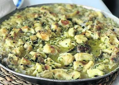 Imagen secundaria 1 - A la izquierda, arroz con almejas y rape y a la derecha, zamburiñas a la plancha.