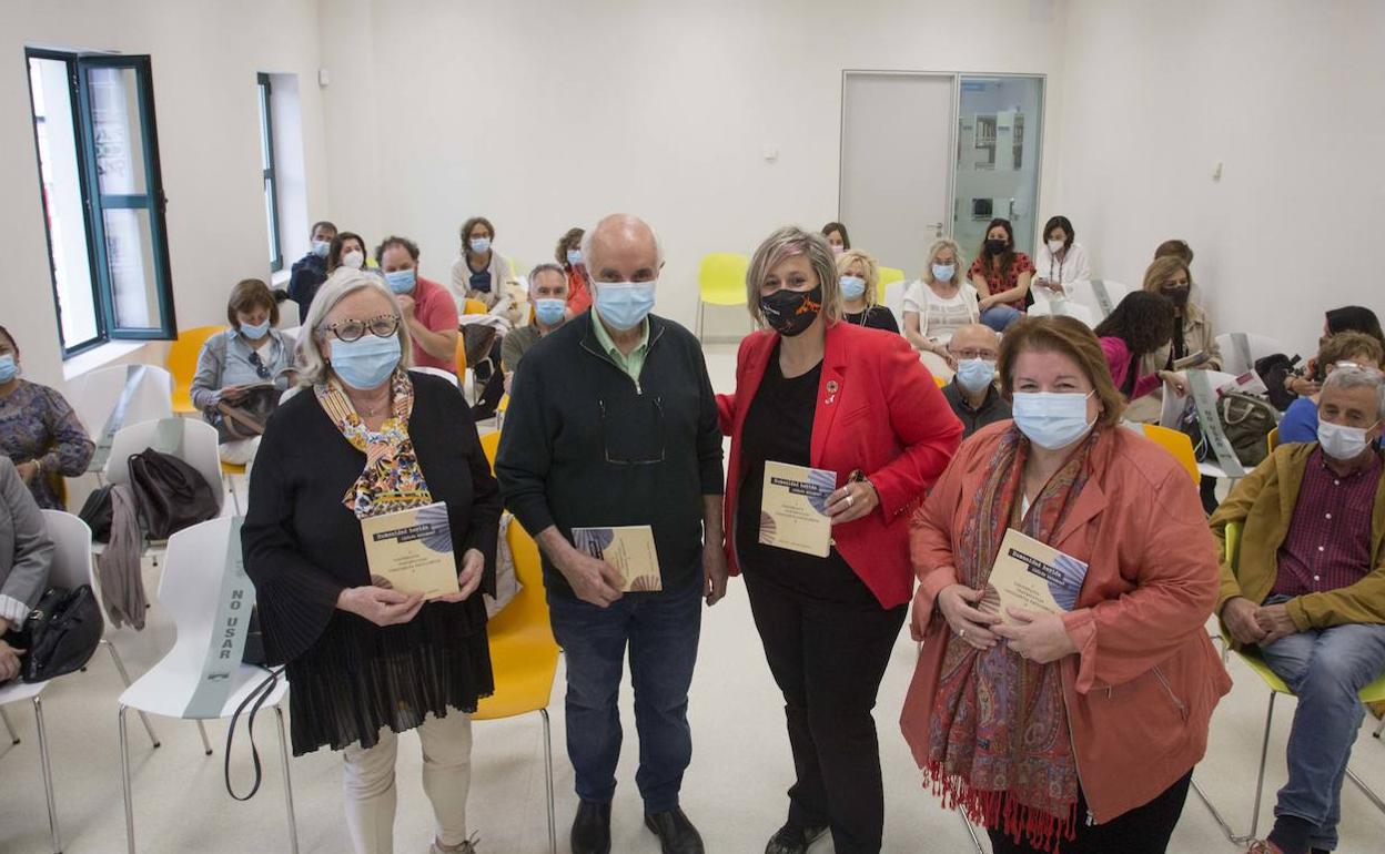 Santiago Canales Arronte presentó en la Biblioteca de Camargo su libro 'Humanidad herida. ¿Dónde estamos?'