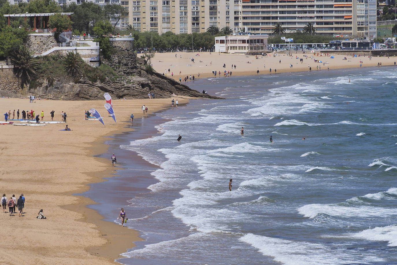 Los hosteleros celebran el comienzo de la temporada en un día en que los termómetros alcanzan los 19 grados en Santander