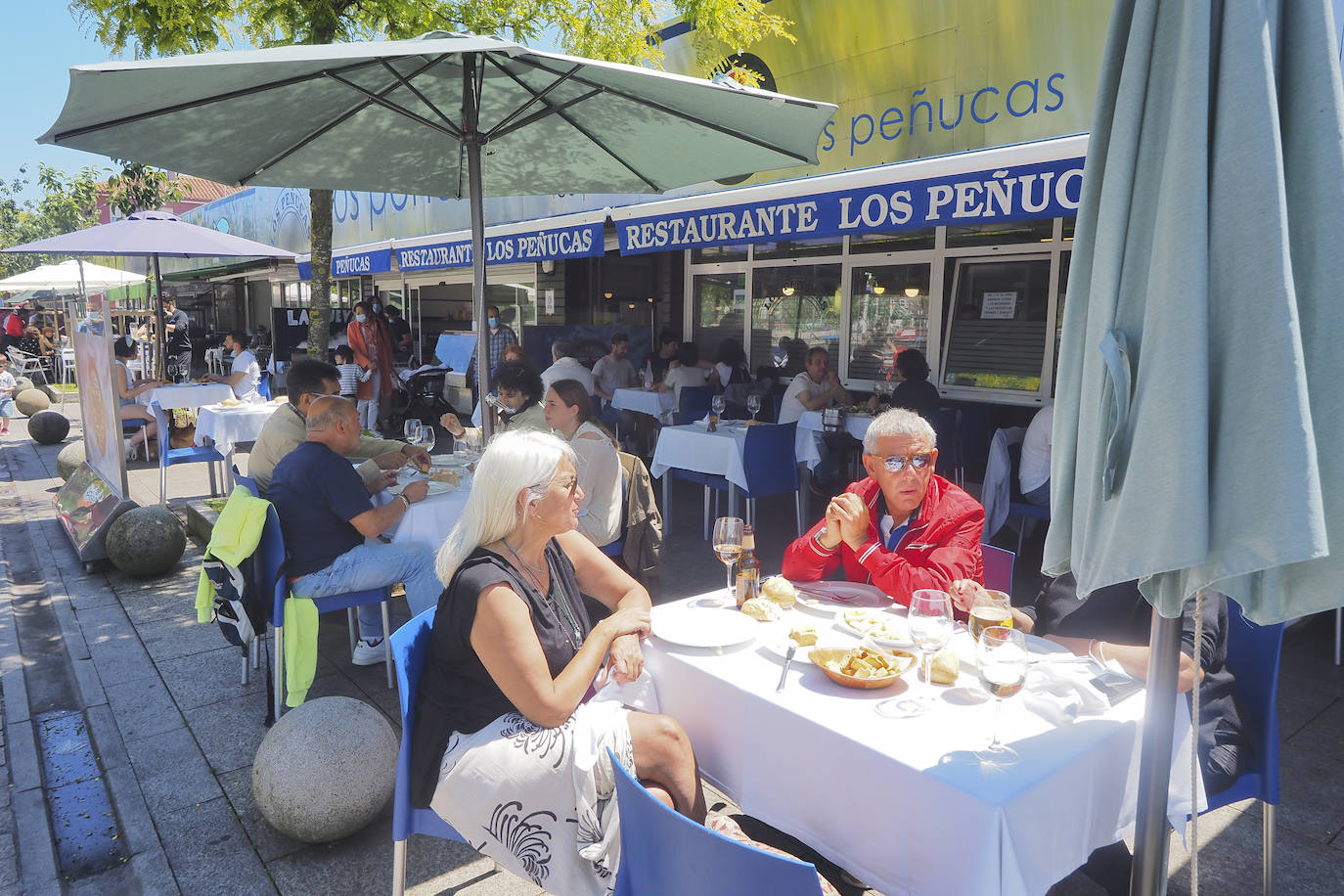 Los hosteleros celebran el comienzo de la temporada en un día en que los termómetros alcanzan los 19 grados en Santander