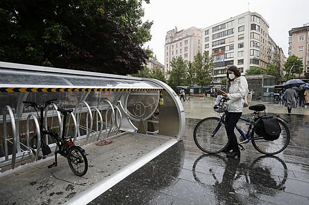 Las bicis quedan resguardadas de la lluvia y granizo en los nuevos aparcamientos.