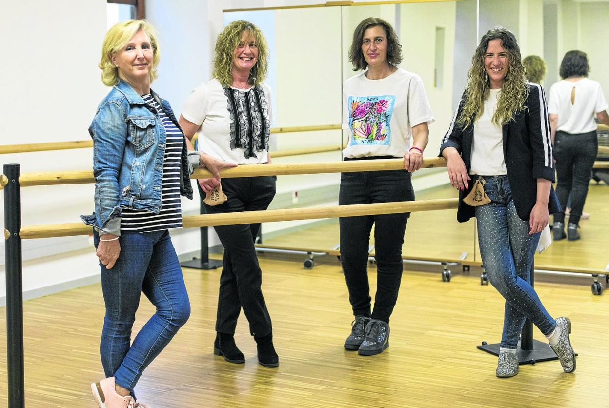 De izquierda a derecha, Soraya Orcáriz Idígoras, Lucía Cano Blanco, Charo Corral Hernández y Lucía Sierra Cano, en el centro cultural. 