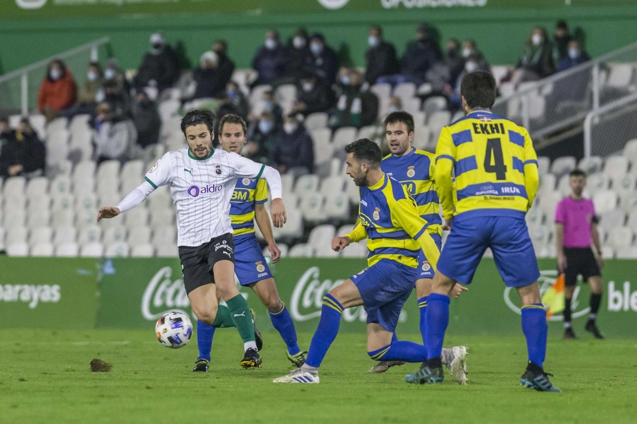 Martín Solar lleva el balón ante cuatro rivales del Real Unión en los Campos de Sport 