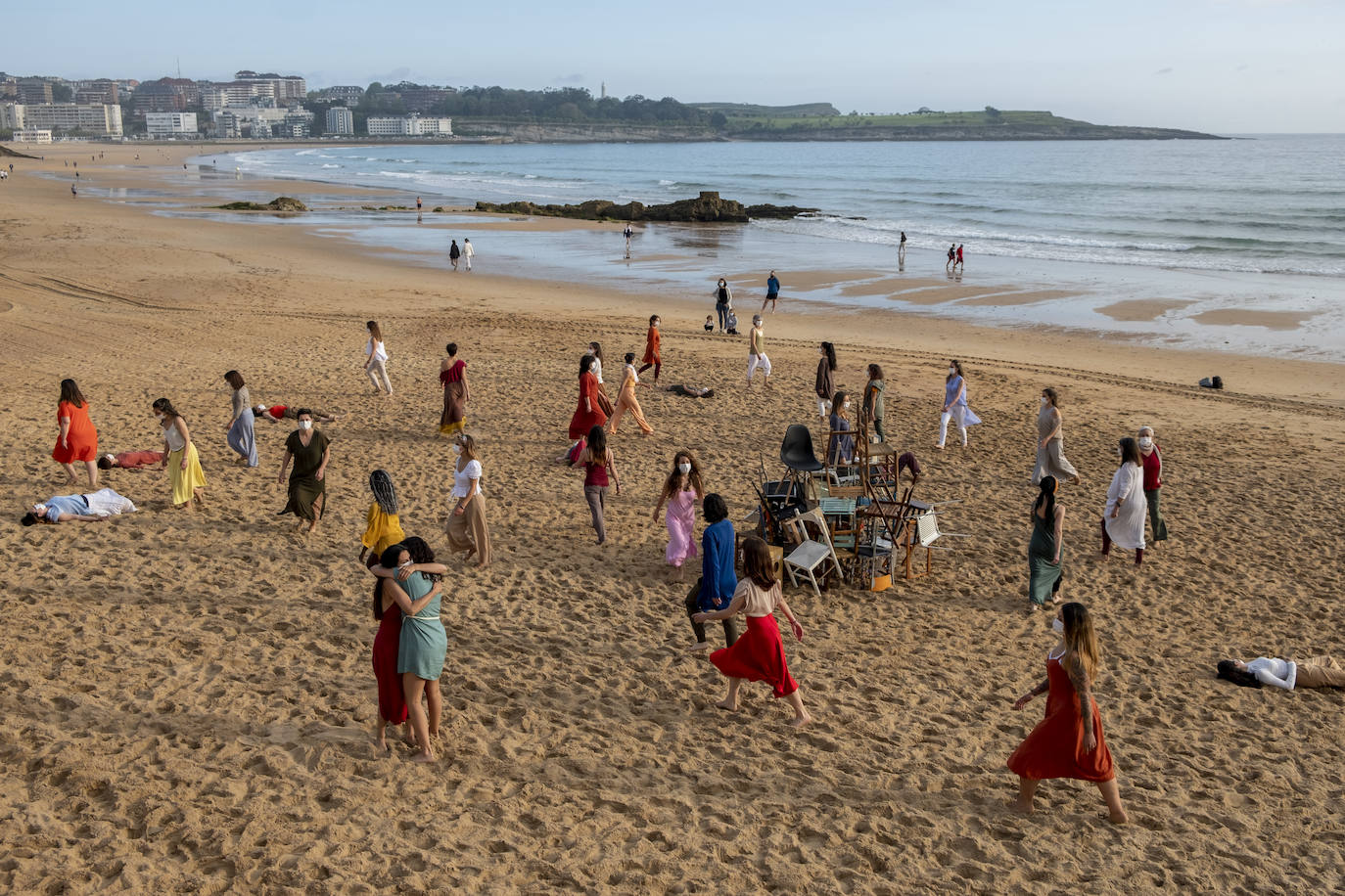 La playa se convierte en escenario para reivindicar el cuerpo de la mujer «diverso, superviviente, sin máscaras»