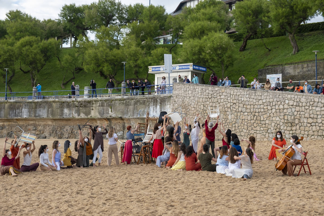 La playa se convierte en escenario para reivindicar el cuerpo de la mujer «diverso, superviviente, sin máscaras»