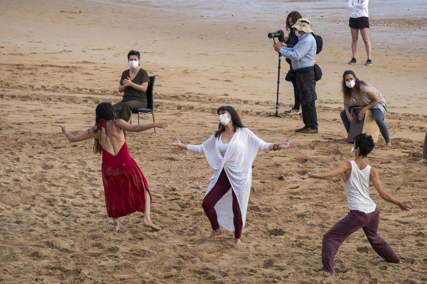 La playa se convierte en escenario para reivindicar el cuerpo de la mujer «diverso, superviviente, sin máscaras»