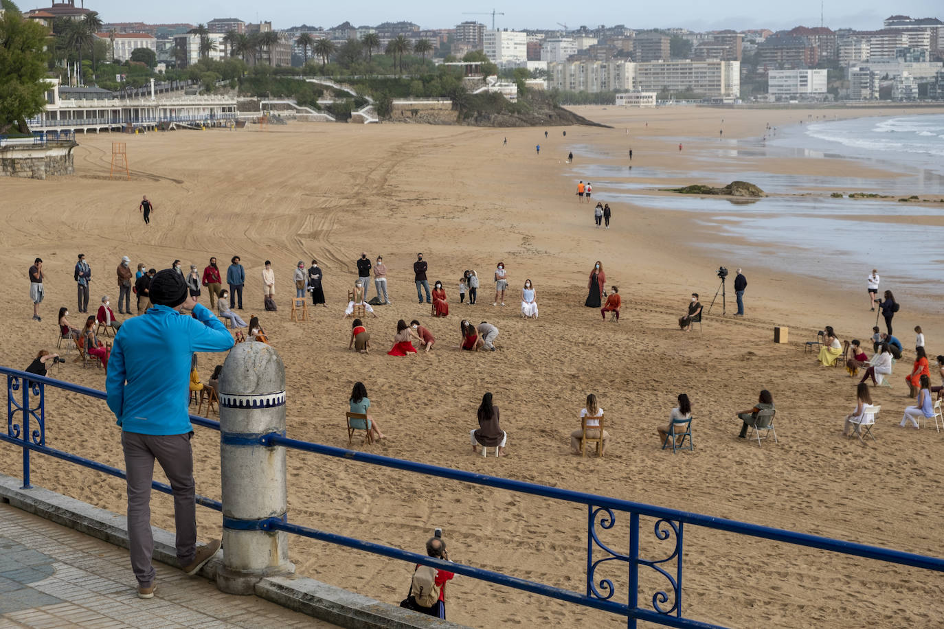 La playa se convierte en escenario para reivindicar el cuerpo de la mujer «diverso, superviviente, sin máscaras»