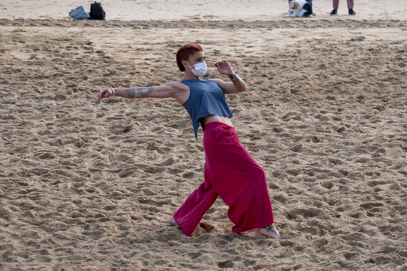 La playa se convierte en escenario para reivindicar el cuerpo de la mujer «diverso, superviviente, sin máscaras»