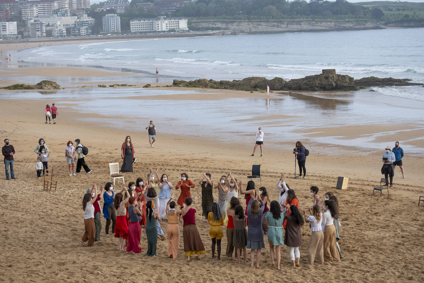 La playa se convierte en escenario para reivindicar el cuerpo de la mujer «diverso, superviviente, sin máscaras»