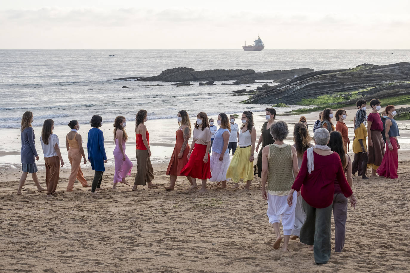 La playa se convierte en escenario para reivindicar el cuerpo de la mujer «diverso, superviviente, sin máscaras»