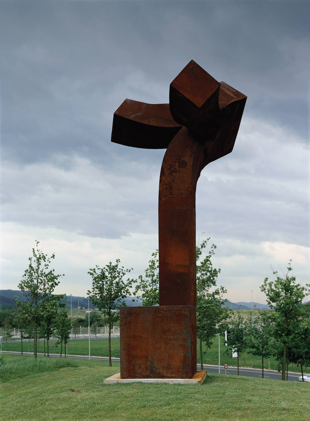 ’Elogio del aire II’, Eduardo Chillida. Acero Corten fundido y patinado