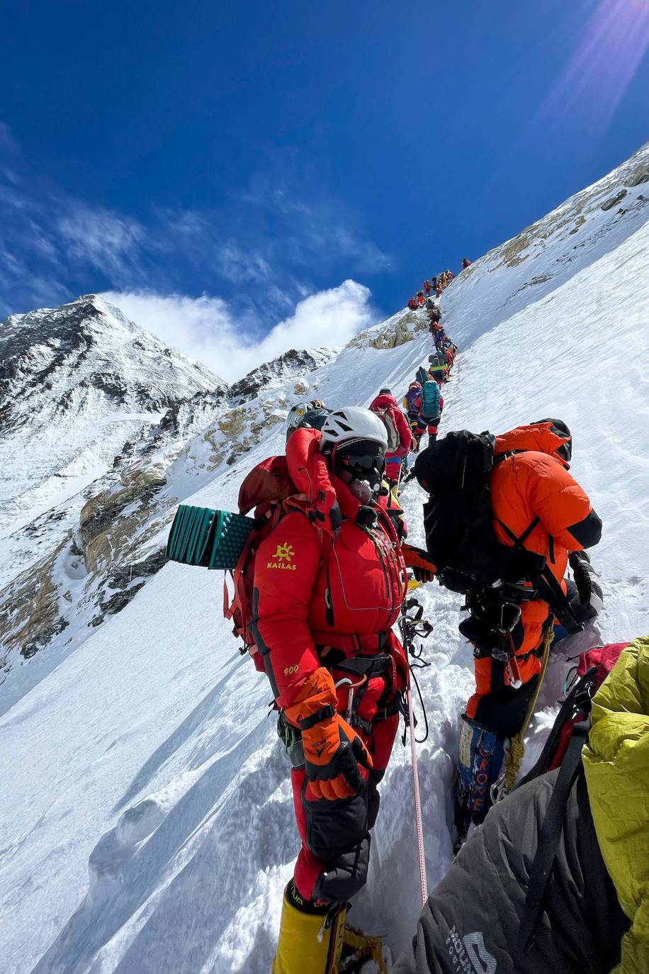 El covid ha marcado una temporada de meteorología inestable y con una tasa de mortalidad relativamente baja (4 fallecidos). Entre los récords y curiosidades: la 25ª cima de Kami Rita Sherpa y la ascensión de Tsang Yin-Hung, que ha logrado el ascenso más rápido de una mujer al techo del mundo