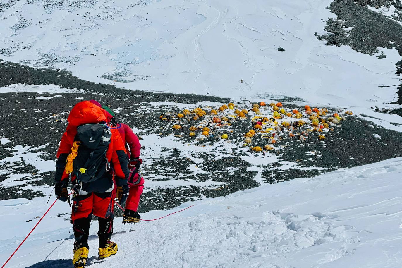 El covid ha marcado una temporada de meteorología inestable y con una tasa de mortalidad relativamente baja (4 fallecidos). Entre los récords y curiosidades: la 25ª cima de Kami Rita Sherpa y la ascensión de Tsang Yin-Hung, que ha logrado el ascenso más rápido de una mujer al techo del mundo