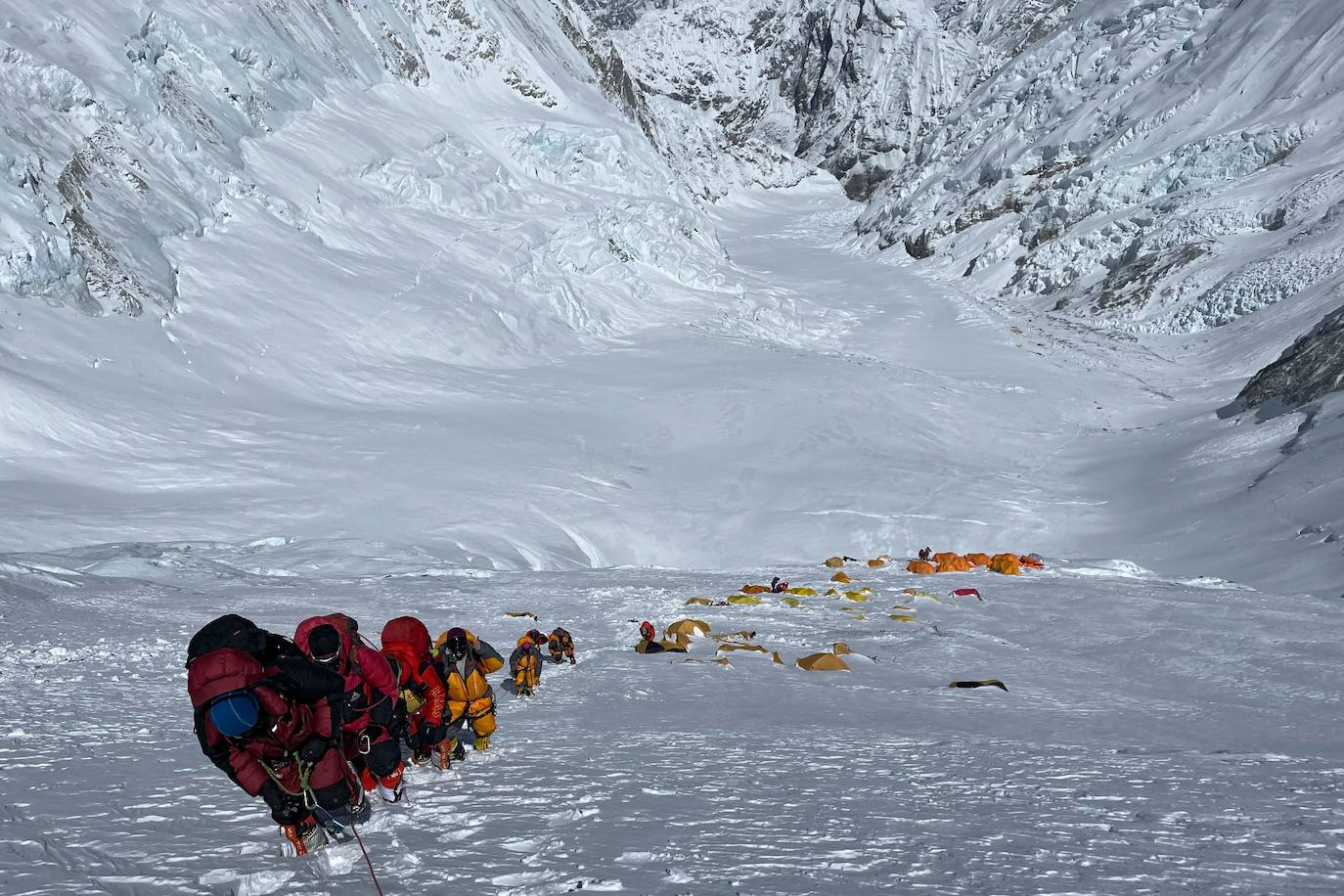 El covid ha marcado una temporada de meteorología inestable y con una tasa de mortalidad relativamente baja (4 fallecidos). Entre los récords y curiosidades: la 25ª cima de Kami Rita Sherpa y la ascensión de Tsang Yin-Hung, que ha logrado el ascenso más rápido de una mujer al techo del mundo