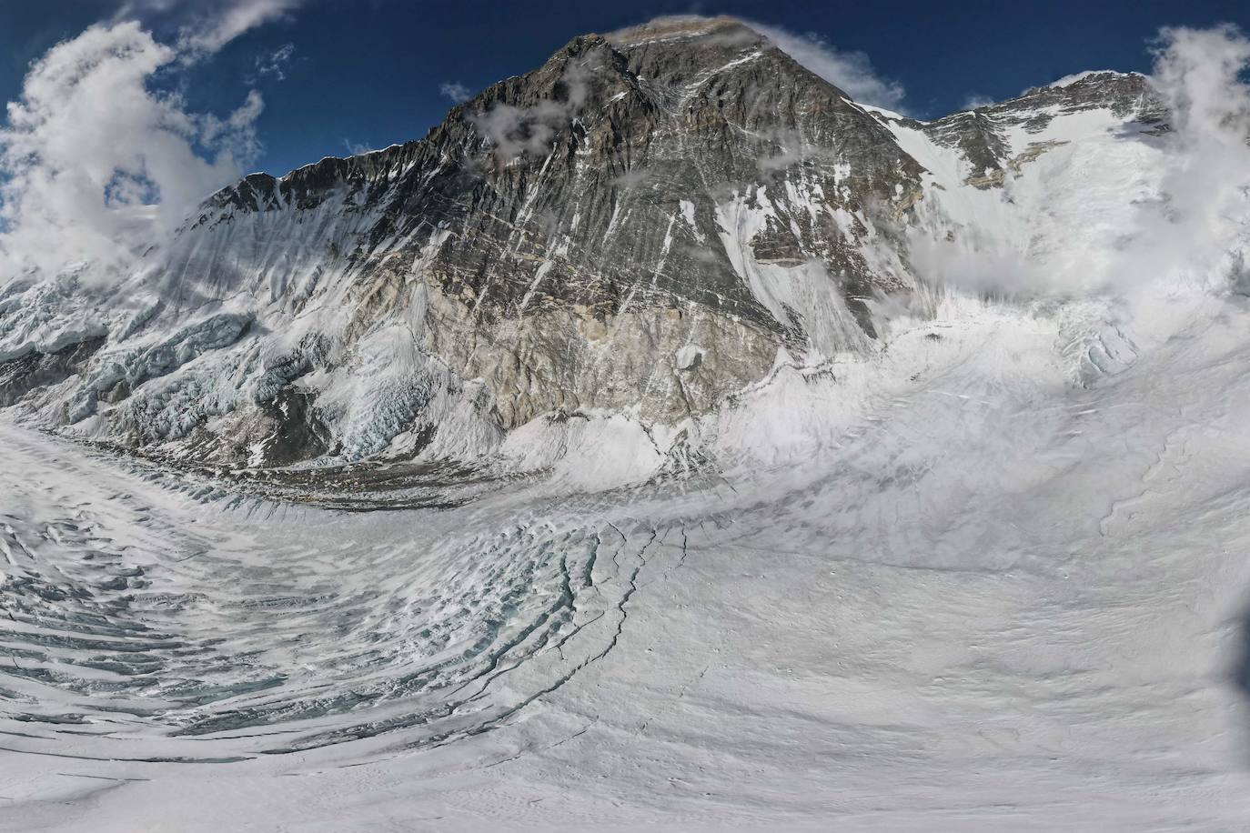 El covid ha marcado una temporada de meteorología inestable y con una tasa de mortalidad relativamente baja (4 fallecidos). Entre los récords y curiosidades: la 25ª cima de Kami Rita Sherpa y la ascensión de Tsang Yin-Hung, que ha logrado el ascenso más rápido de una mujer al techo del mundo