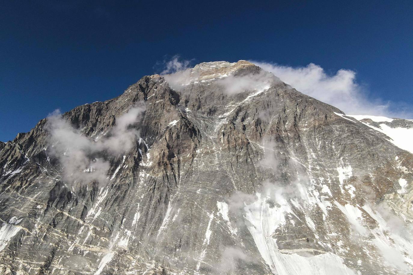 El covid ha marcado una temporada de meteorología inestable y con una tasa de mortalidad relativamente baja (4 fallecidos). Entre los récords y curiosidades: la 25ª cima de Kami Rita Sherpa y la ascensión de Tsang Yin-Hung, que ha logrado el ascenso más rápido de una mujer al techo del mundo