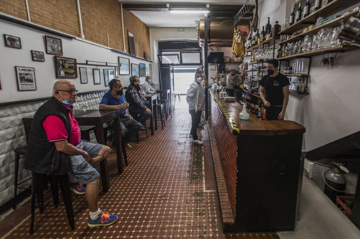 Imagen interior de la Bodega Fuente De, situada en la calle Peña Herbosa de Santander. juanjo santamaría