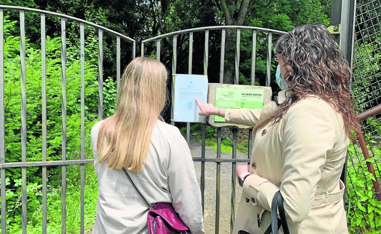 Dos turistas aragonesas acuden al parque y se encuentran con el anuncio de que las instalaciones permanecen clausuradas desde marzo. 