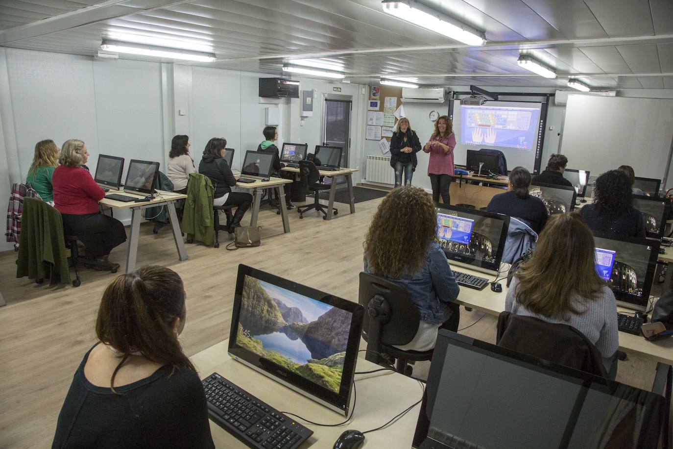 Alumnas atienden durante una clase en el Centro Municipal de Formación de Camargo, en una imagen de archivo. 