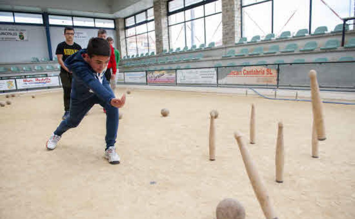 Bolos infantiles en la bolera de Sarón 