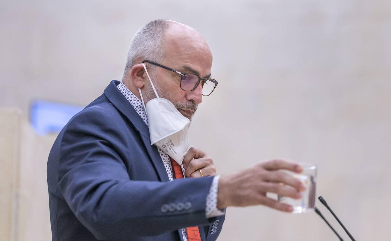 El consejero Rodríguez, durante su intervención en el Parlamento este martes.