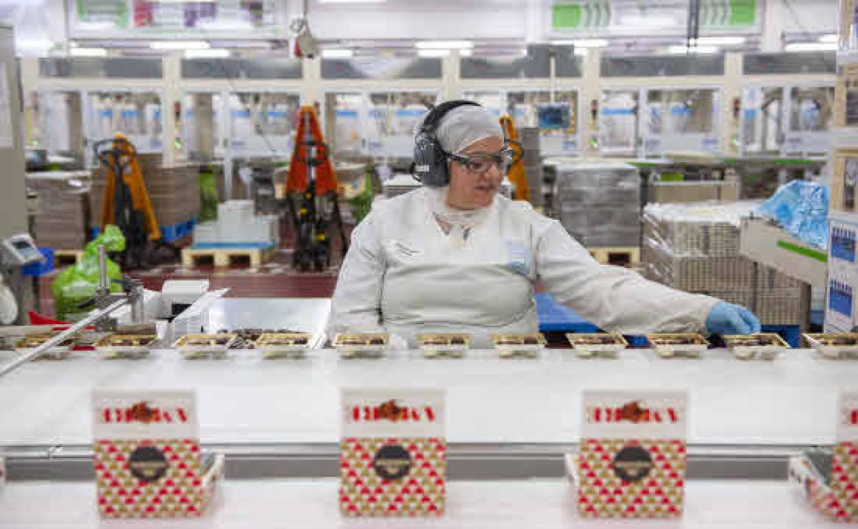 Una operaria durante una jornada de trabajo en la fábrica de Nestle de La Penilla 