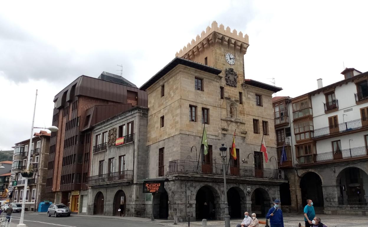 El Ayuntamiento de Castro Urdiales y su plaza.