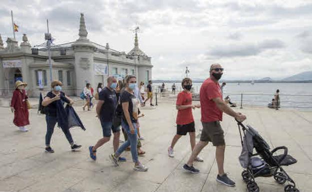 Cantabria acepta vacunar a turistas de otras comunidades en verano, pero pedirá una «compensación» al Ministerio