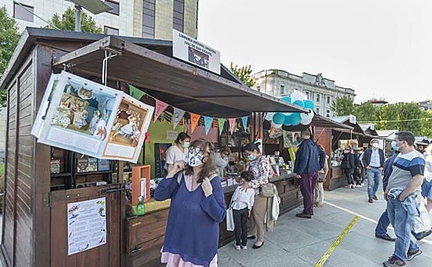 'Olas de humor' y un mar de expectativas, en la primera jornada de la Feria del Libro de Santander
