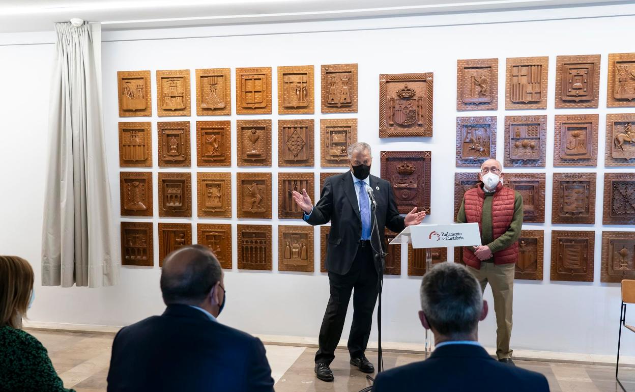 Joaquín Gómez y Fidel González presentaron la colección de escudos