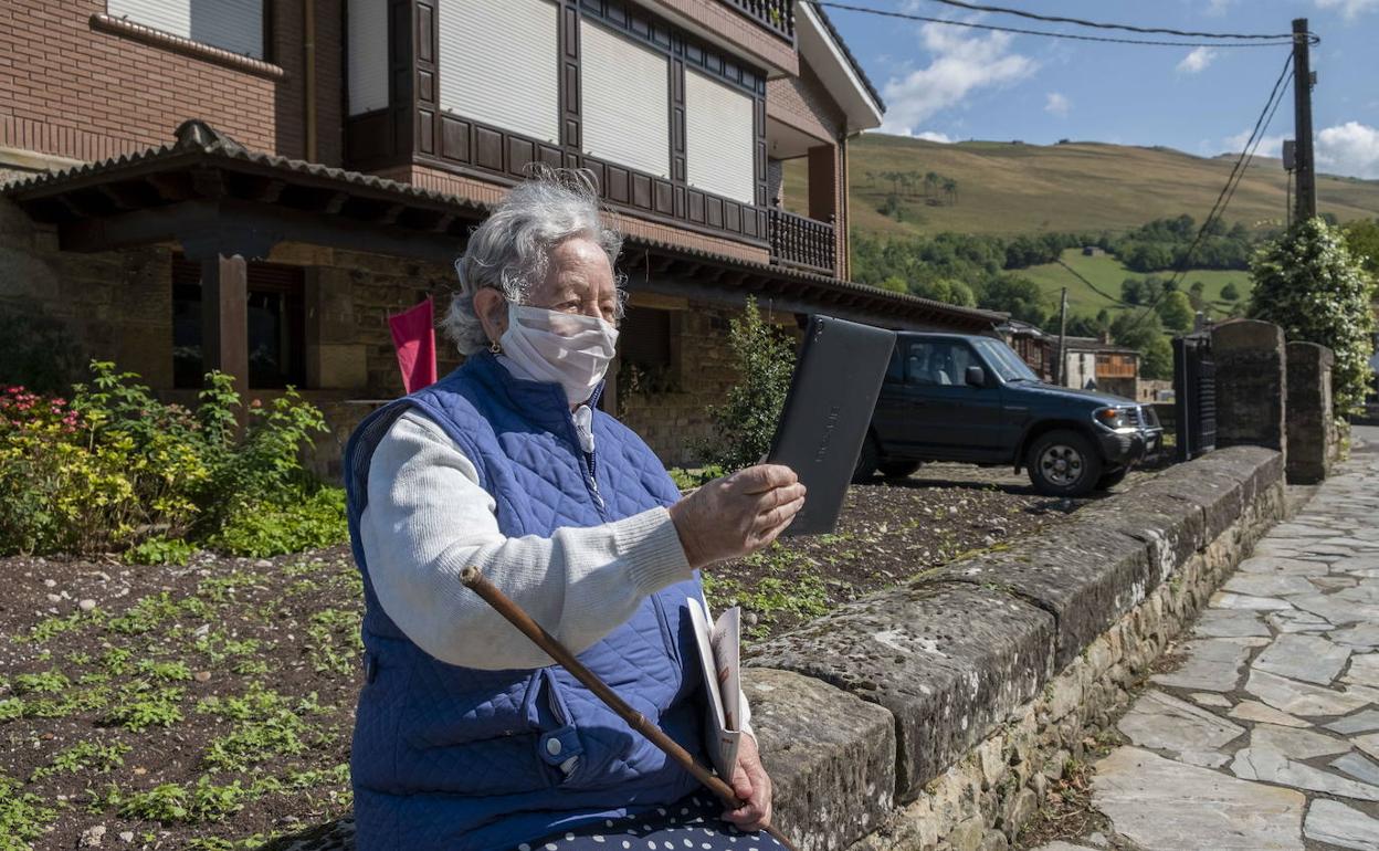 Una vecina de Vega de Pas, con su tablet.