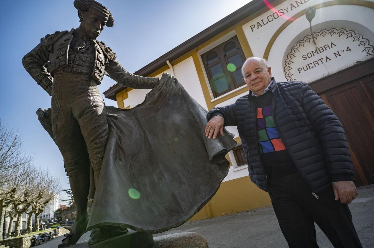 Sobrino, junto al monumento al diestro cántabro Félix Rodríguez, en la Plaza de Cuatro Caminos. 