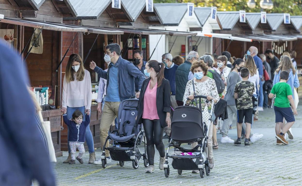 Ciudadanos en la feria del libro de Santander.