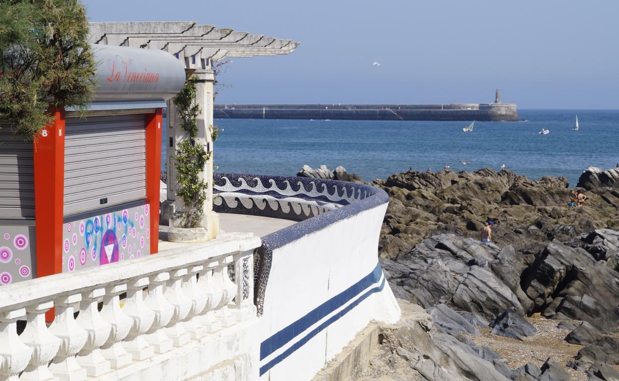 Imagen de archivo de un puesto de helados frente a la playa de Brazomar.