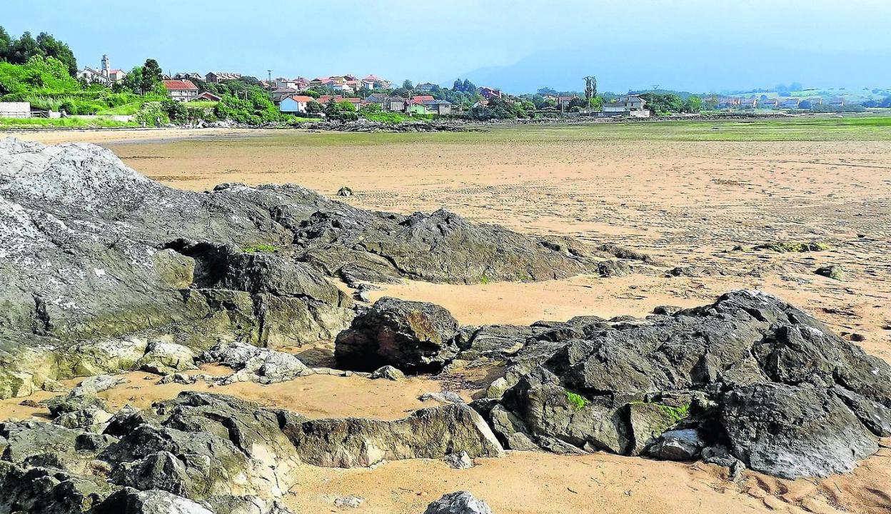 La playa de Pedreña, situada en las proximidades del embarcadero y junto a la senda costera. 