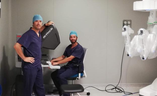 Los doctores de UMI urología con el nuevo ecógrafo.