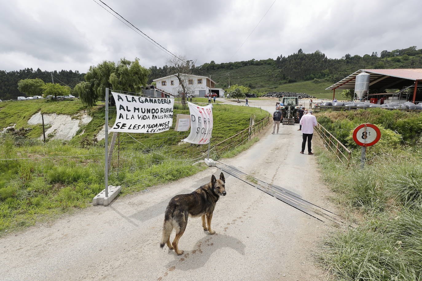 La presión vecinal evita el derribo del puente que Adif había previsto para este viernes