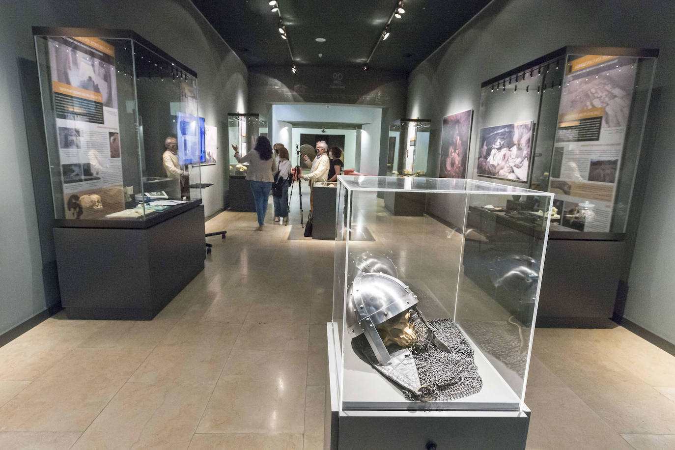 El Museo de Prehistoria y Arqueología de Cantabria (MUPAC) acoge hasta final de año una exposición que muestra cómo los restos humanos sirven para conocer la historia de la región a través de la información que aportan sobre cómo vivieron y murieron las personas.