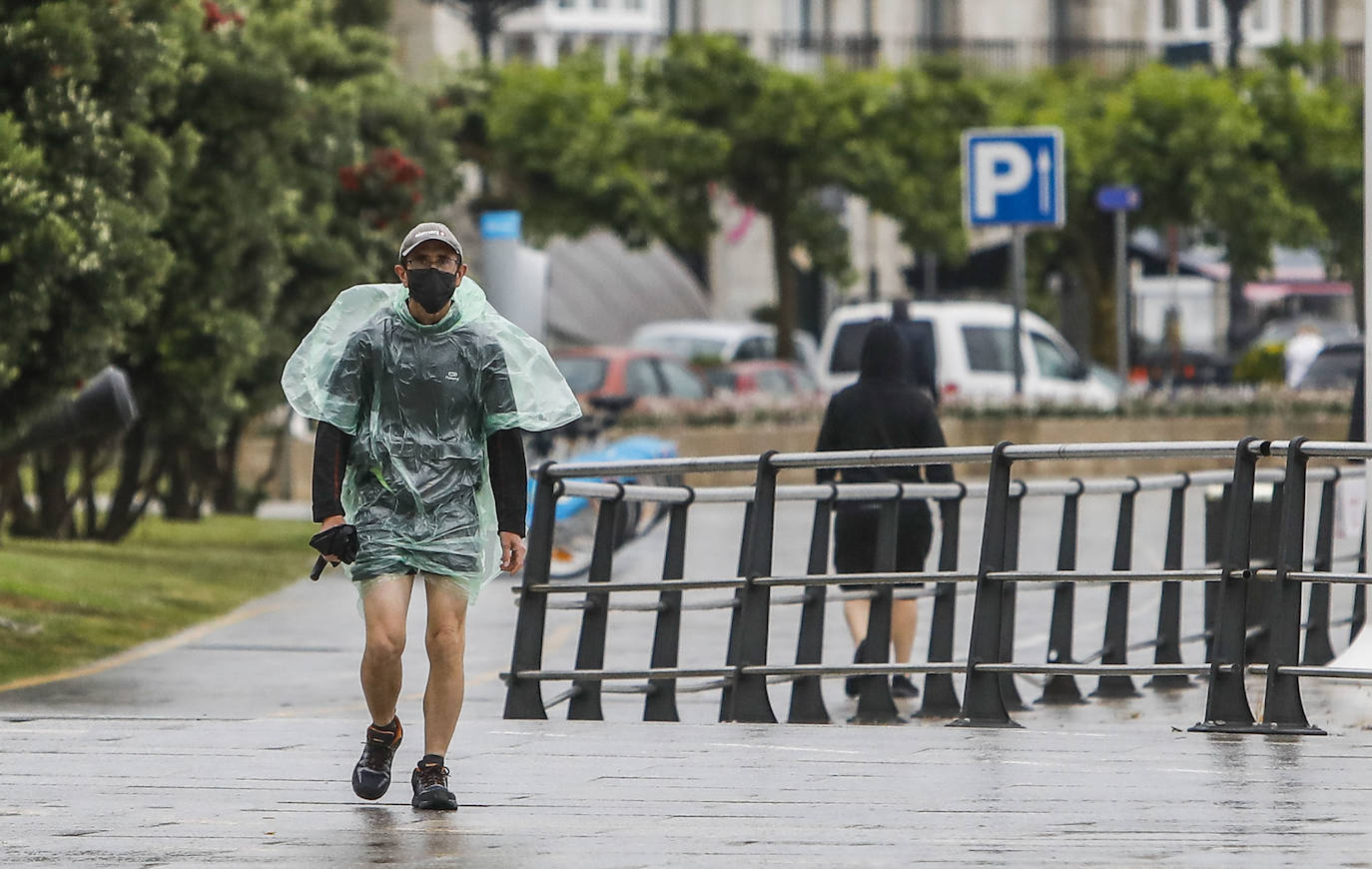 Los peregrinos que hacen el paso del Norte del Camino de Santiago y el Camino Lebaniego vuelven a los caminos.