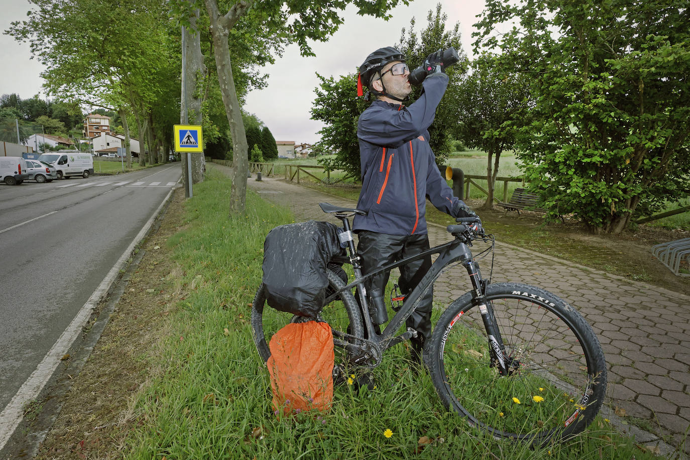 Los peregrinos que hacen el paso del Norte del Camino de Santiago y el Camino Lebaniego vuelven a los caminos.