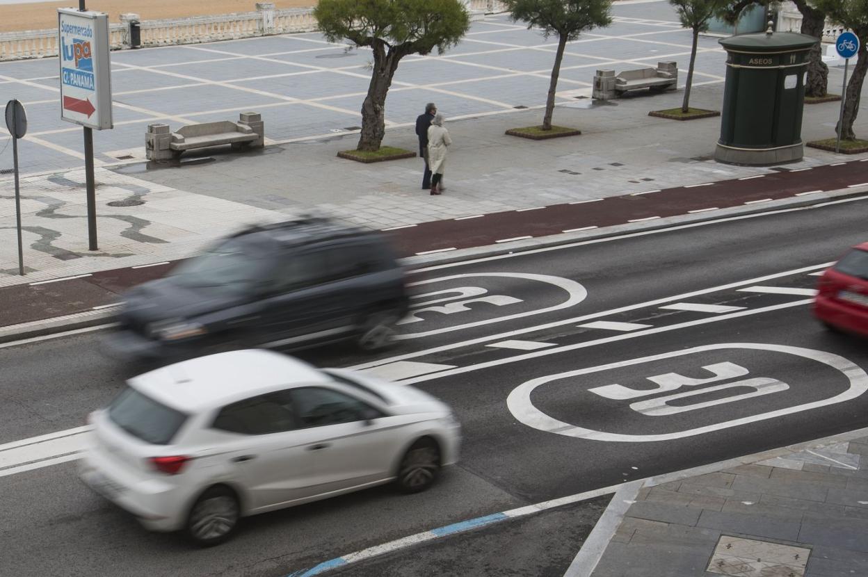 Vehículos circulan por una calle a 30 Km/h.