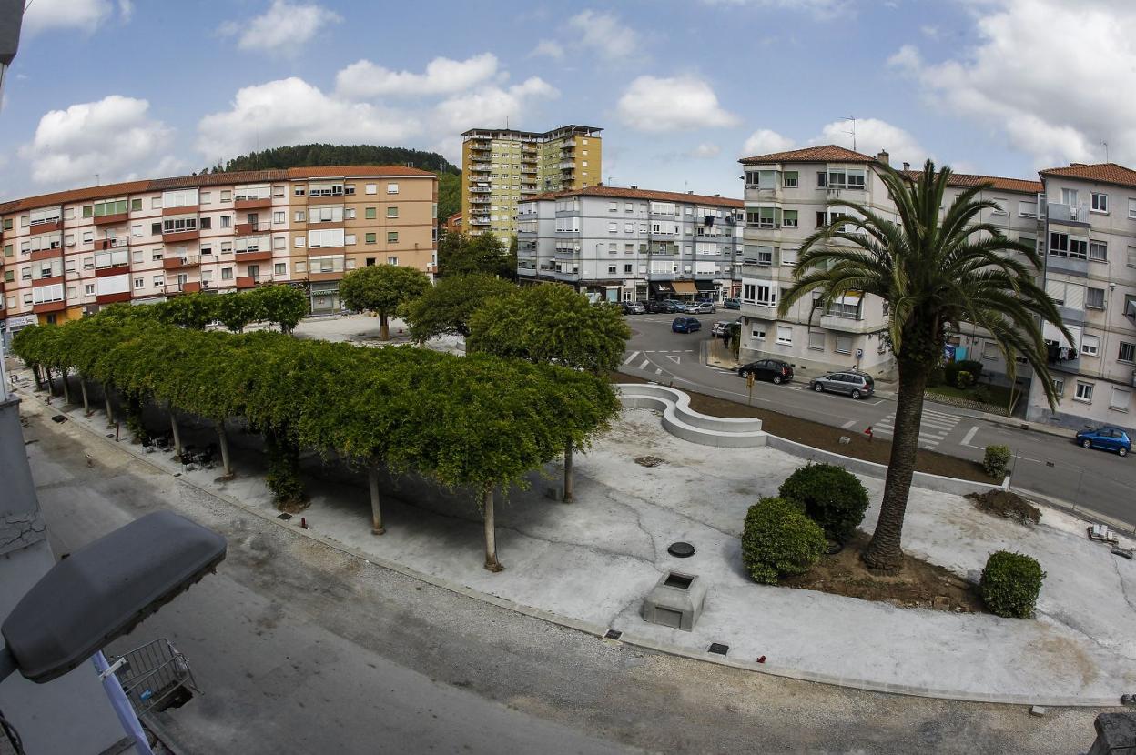 Vista de las obras de la Plaza de Covadonga, que conserva las zonas verdes y los aparcamientos a petición de los vecinos.