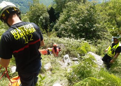 Imagen secundaria 1 - Rescatado un montañero de El Astillero que se ha dislocado una pierna en la vía ferrata de Socueva