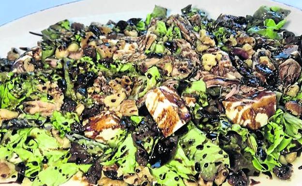 Ensalada templada de codorniz y queso fresco. 