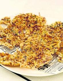 Imagen secundaria 2 - Arriba fritura de bocartes. Abajo,, jamón ibérico y tortillitas de camarón pipa.