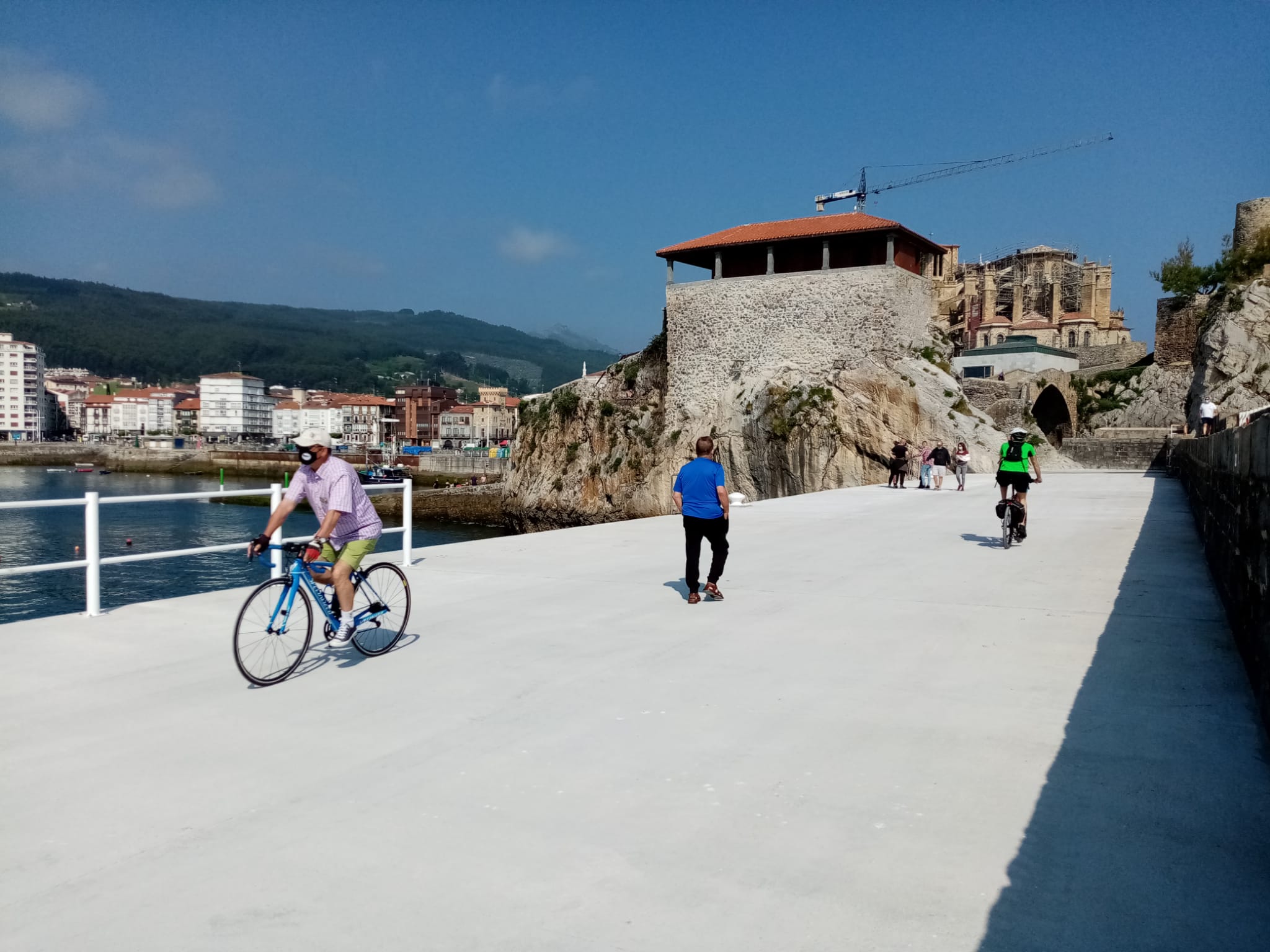 Fotos: Abierto el rompeolas de Castro Urdiales tras las obras de refuerzo