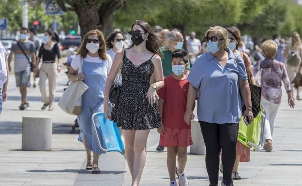 Imagen principal - Sólo cinco nuevos positivos en Cantabria, la cifra más baja desde julio del año pasado